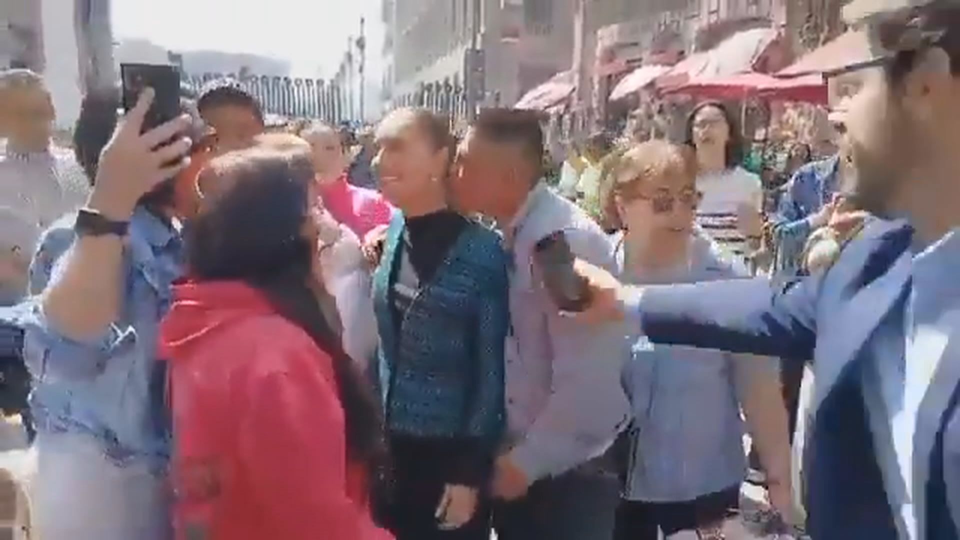 墨西哥總統辛鮑姆落區　當街遭性騷擾