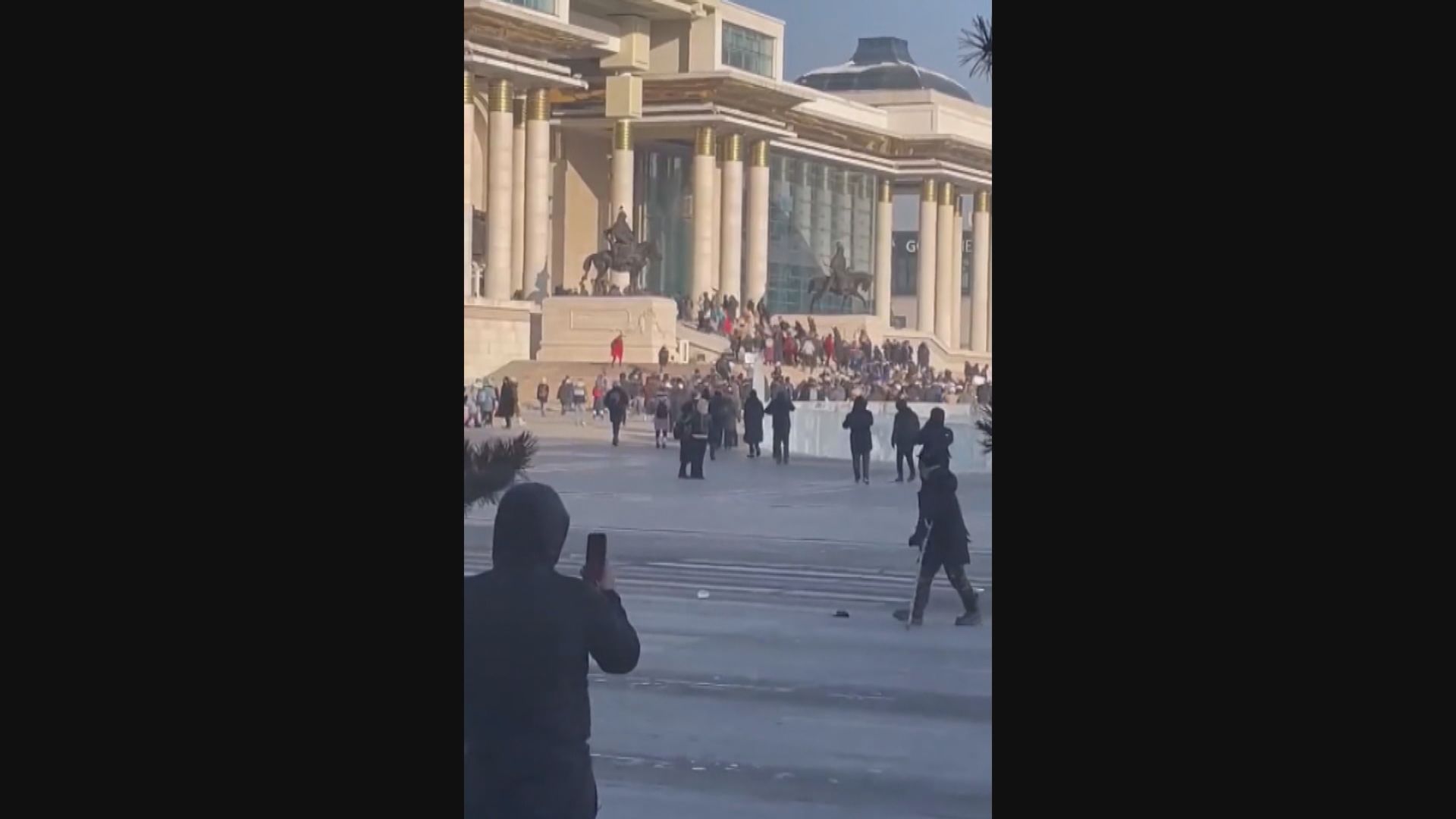 蒙古大批煤炭失竊　官員被指貪污　示威者衝擊政府大樓抗議