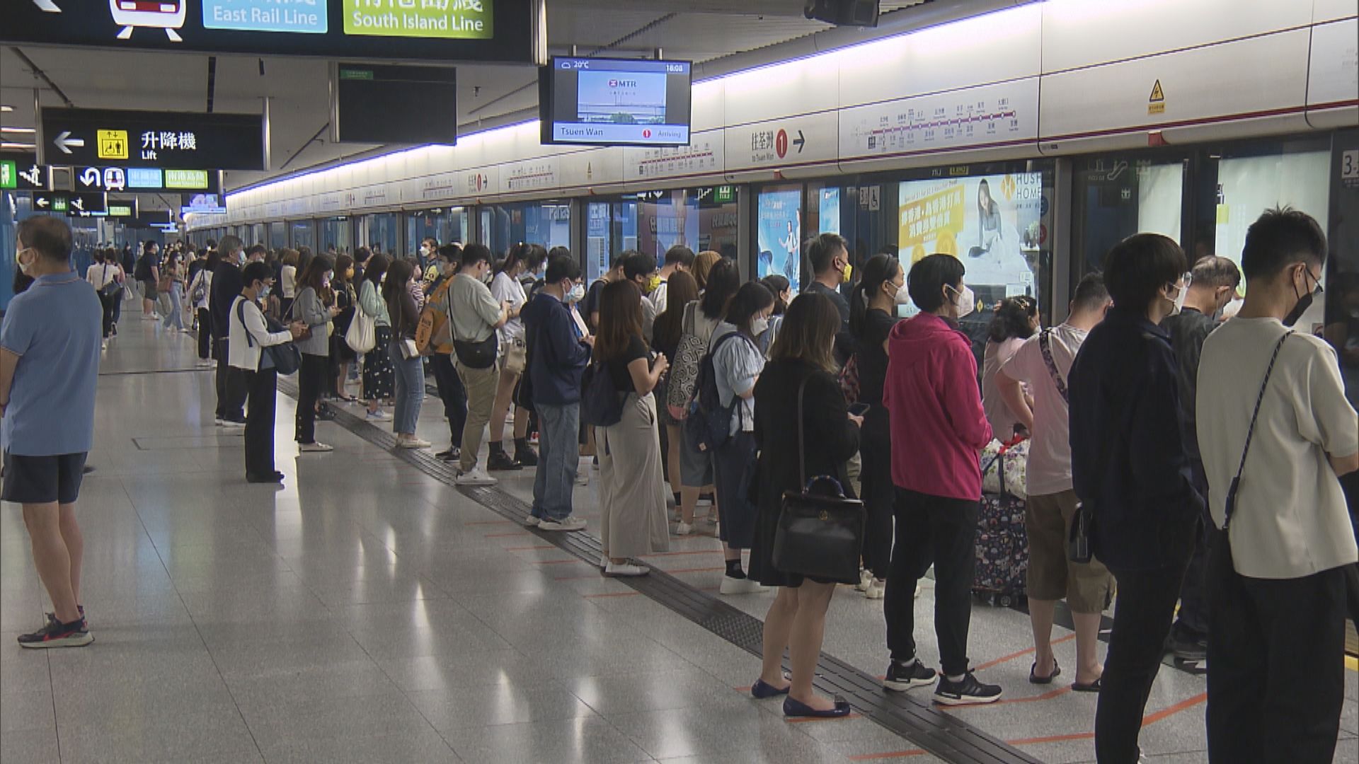 東鐵綫過海段通車後首個工作日　放工時間金鐘站人潮不斷