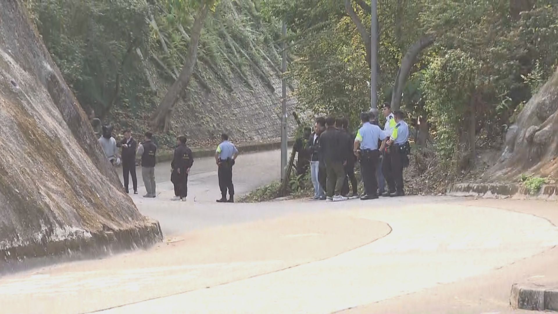 火炭謀殺案｜疑犯泰國落網　押解到事發現場案件重組