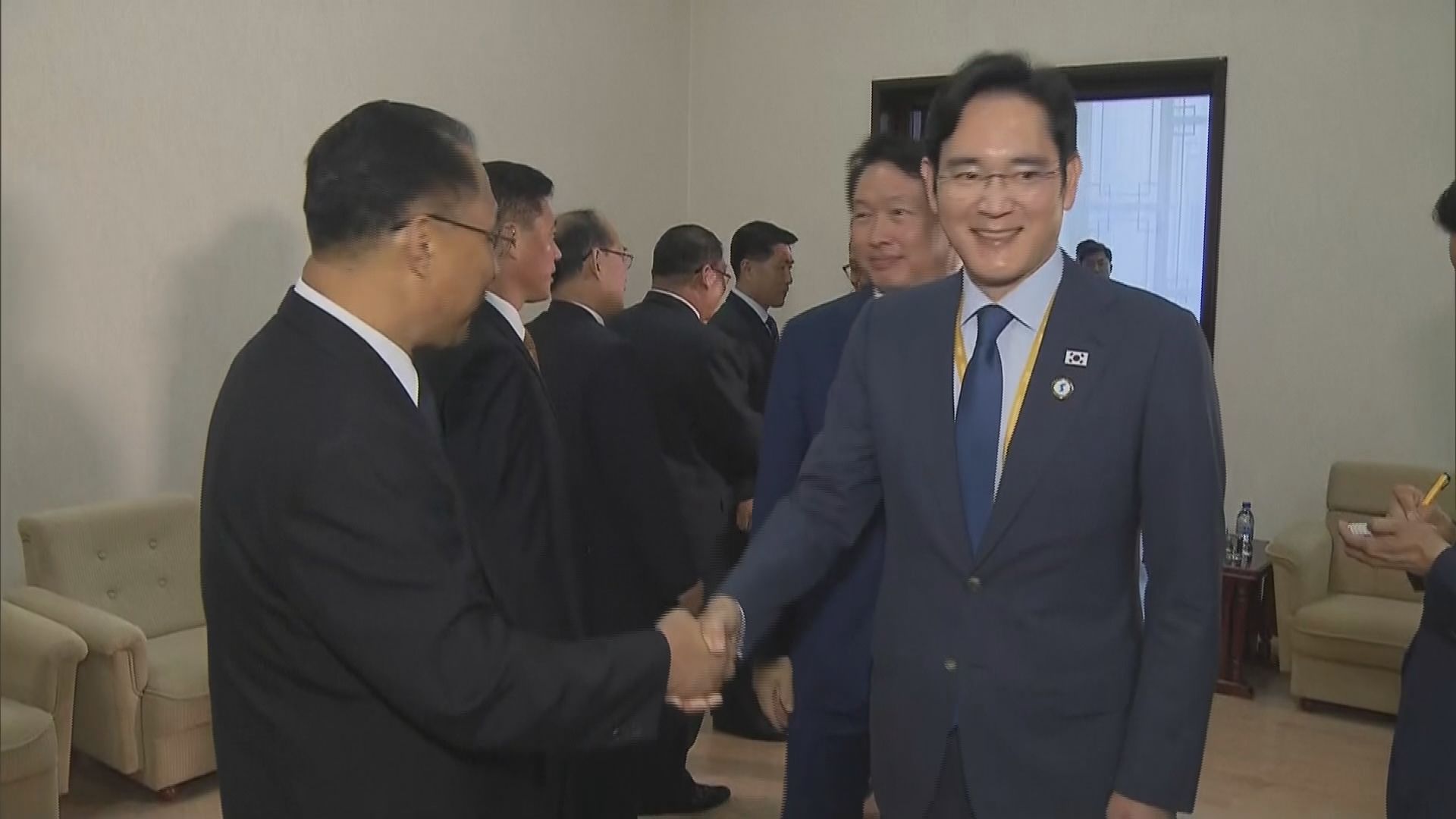 多名南韓企業領袖陪同文在寅訪朝