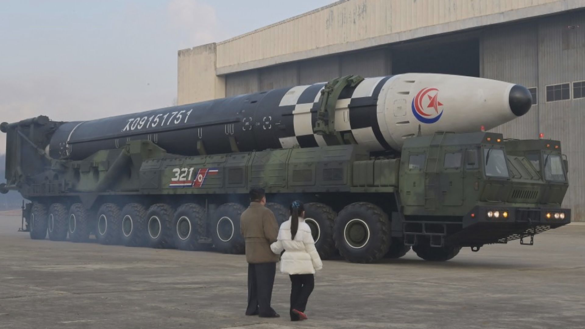 金正恩攜妻女視察火星17型洲際導彈試射