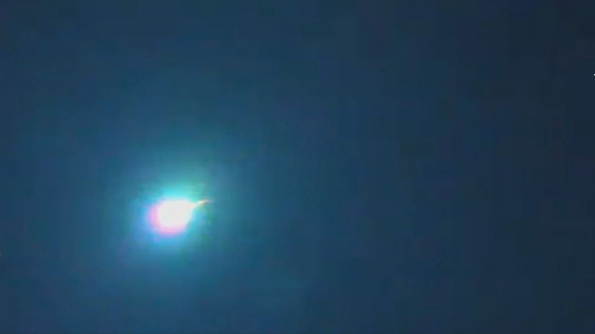 流星劃過挪威南部夜空產生強光巨響