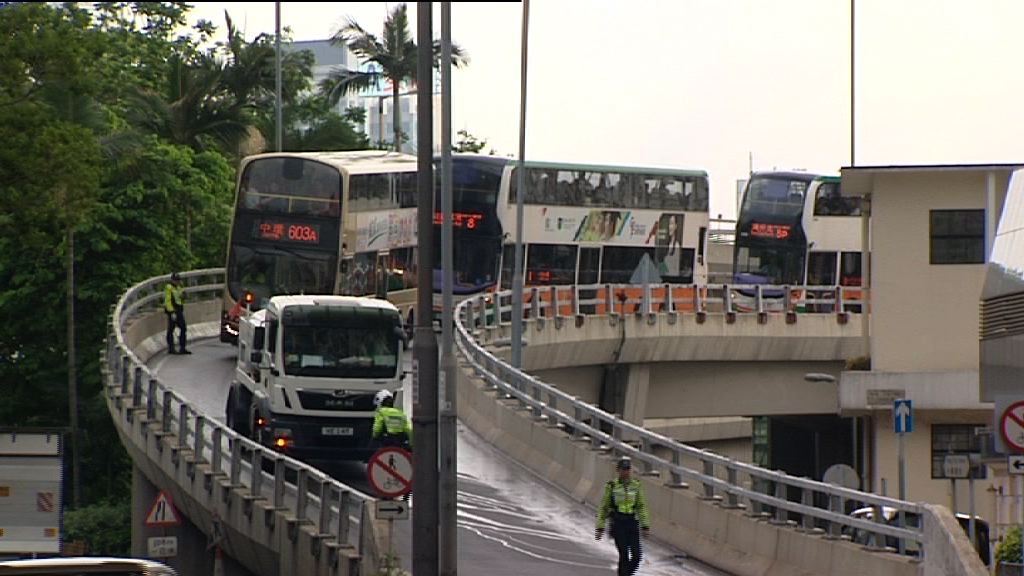 汽車漏油東廊交通擠塞
