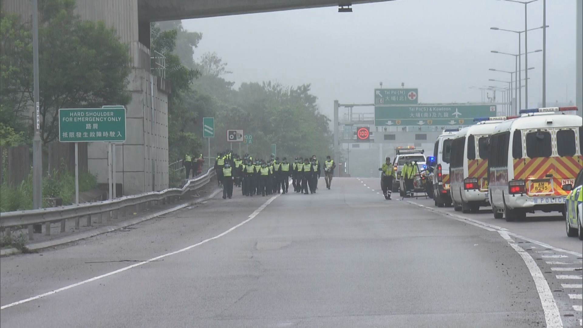 警方大埔康樂園對開道路及草叢搜尋彈頭
