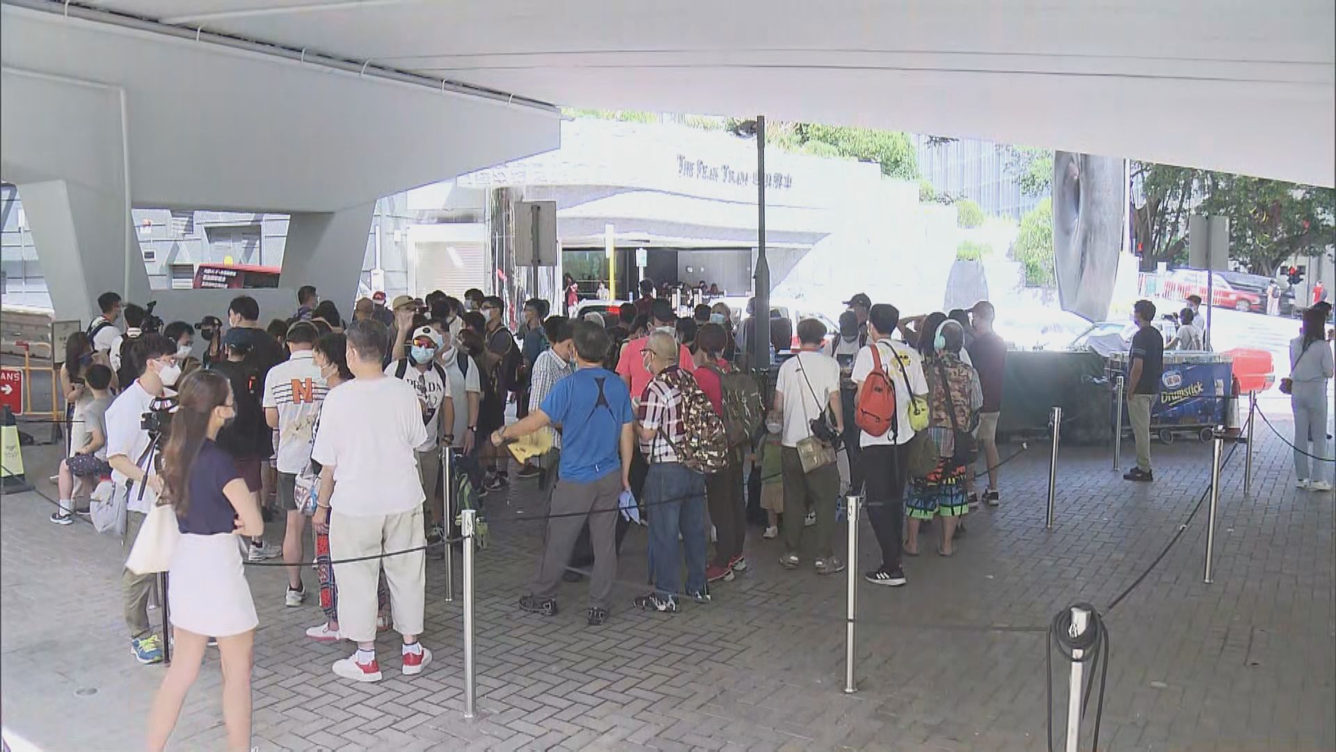 新一代山頂纜車早上投入服務　市民到場排隊