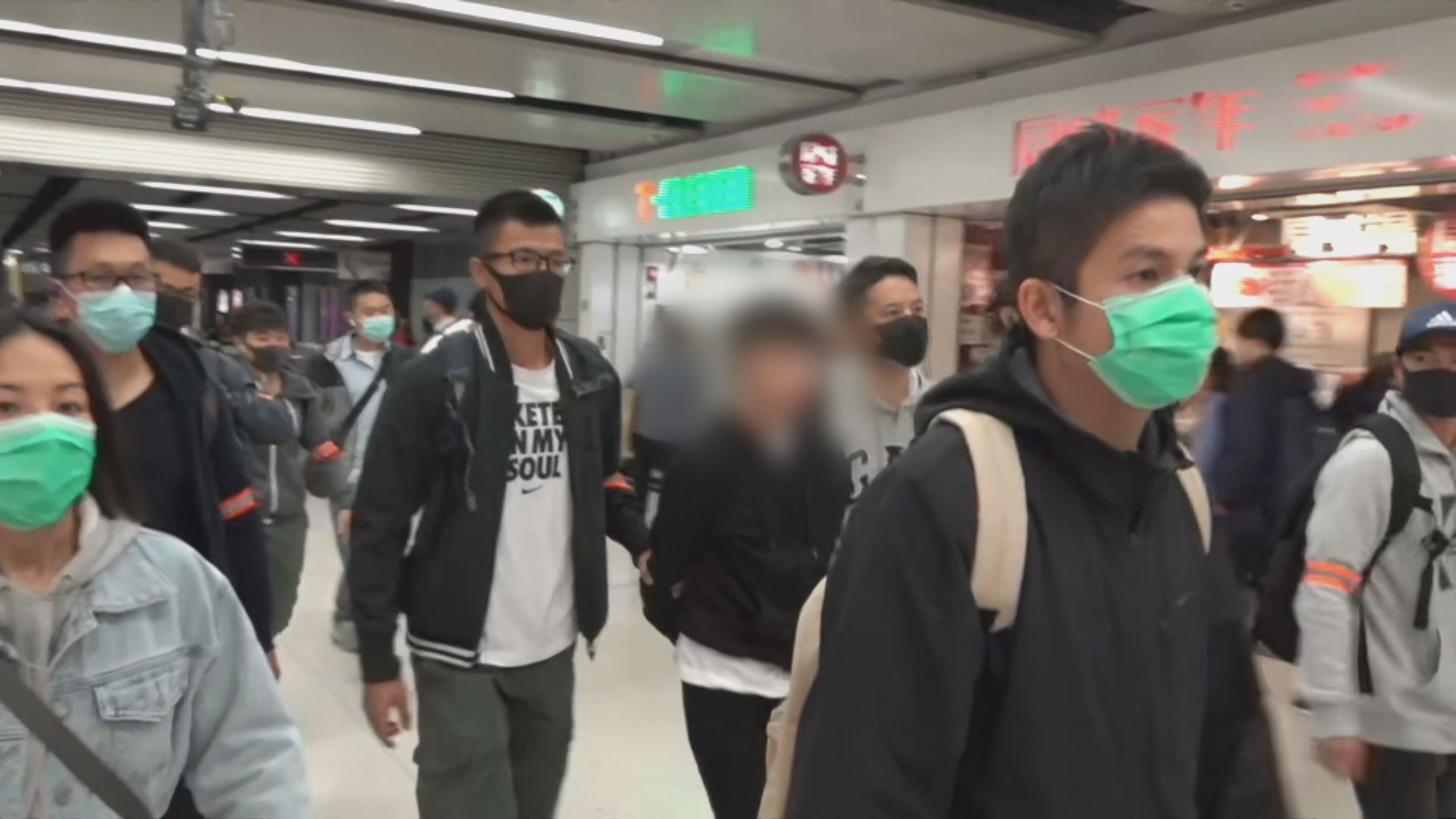 有人在德福廣場與便衣警衝突　警帶走多人