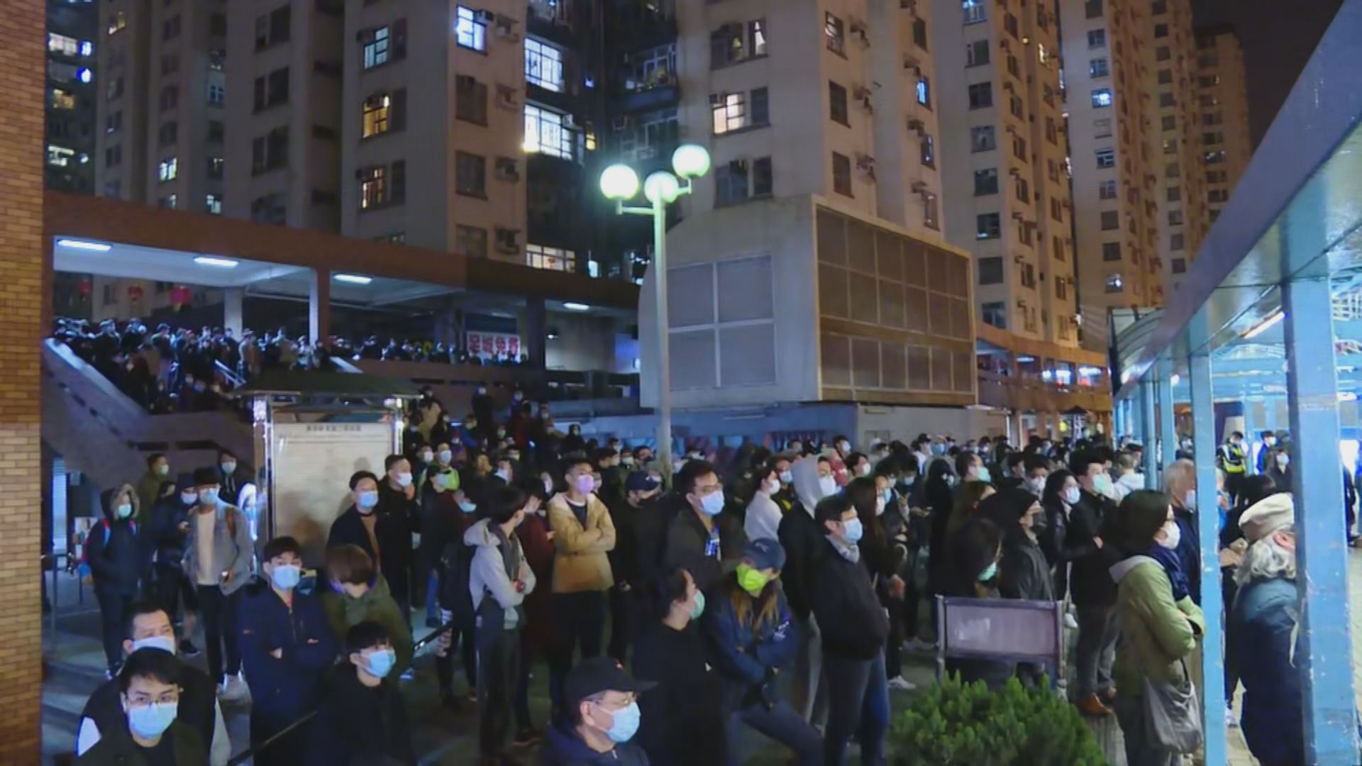 數百人晚上在美孚新邨聚集　不滿設檢疫中心
