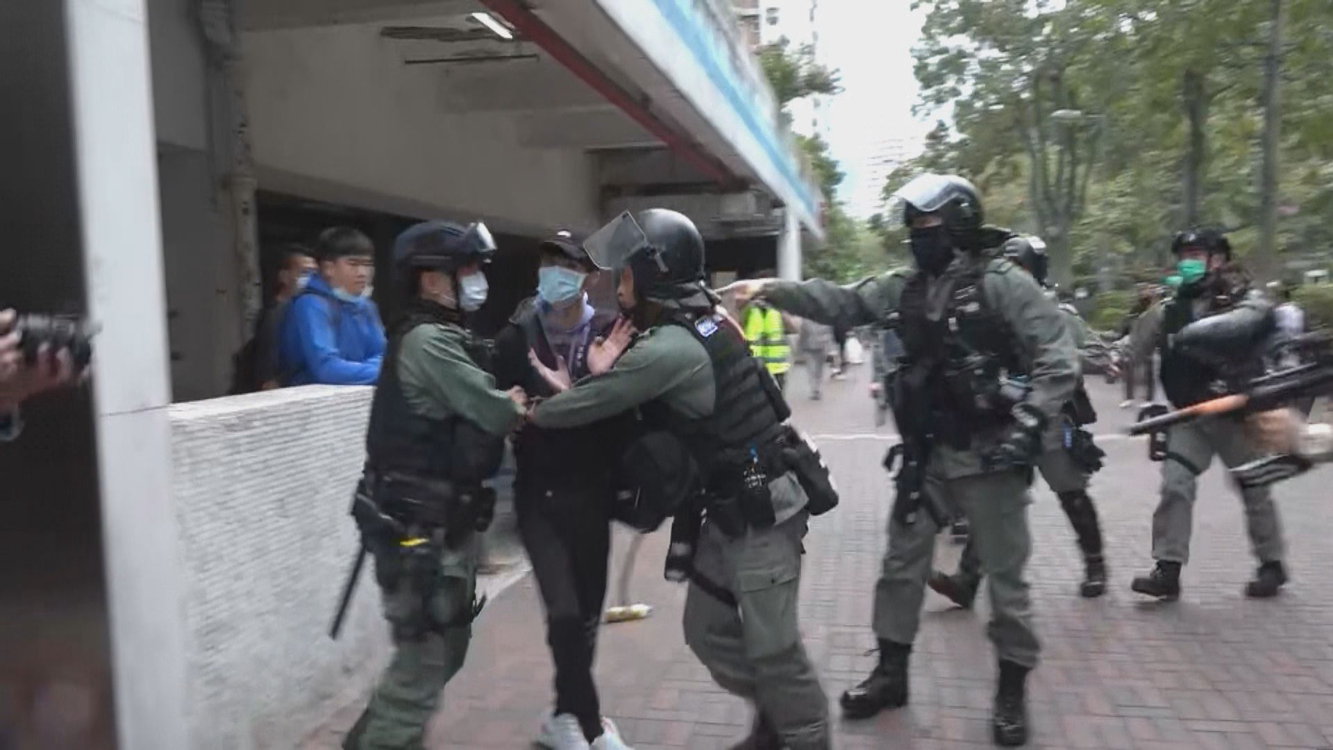 防暴警察大埔驅趕反對設指定診所市民