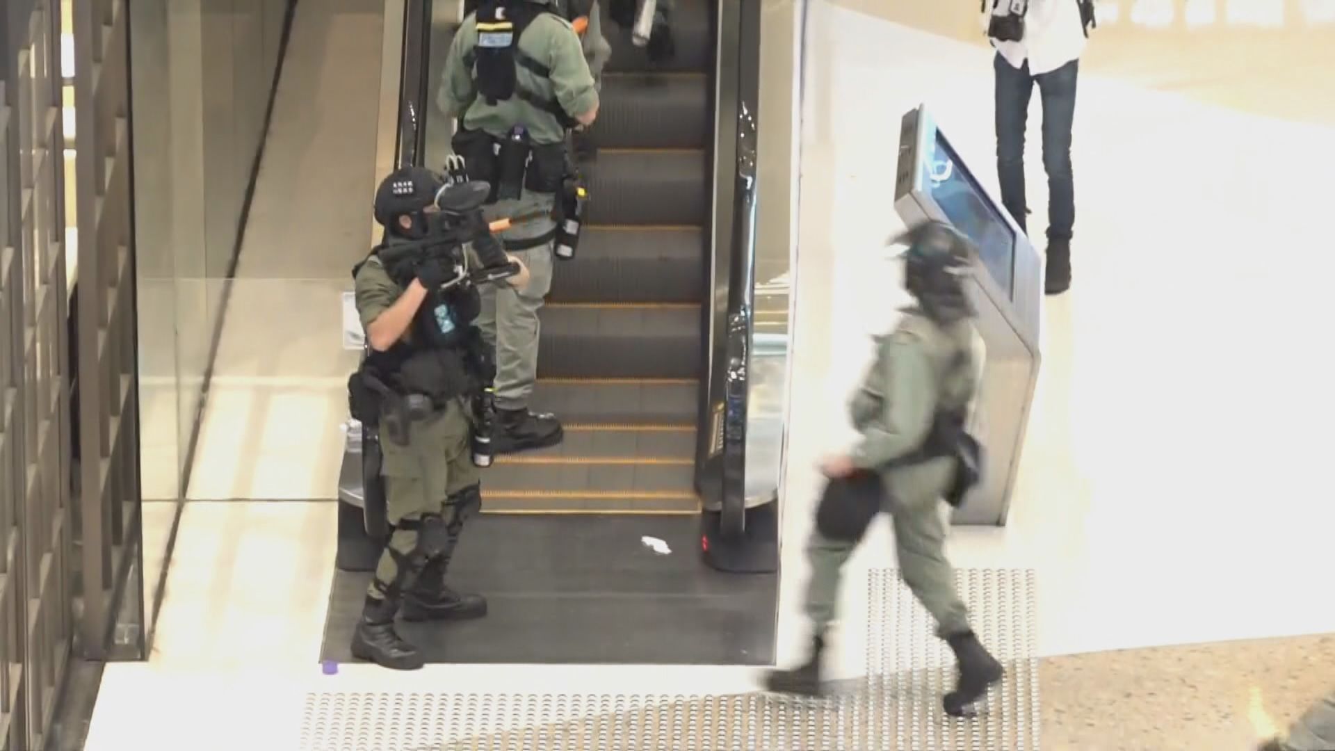 新世紀廣場疑有人高空擲物　警員商場內開胡椒球彈槍