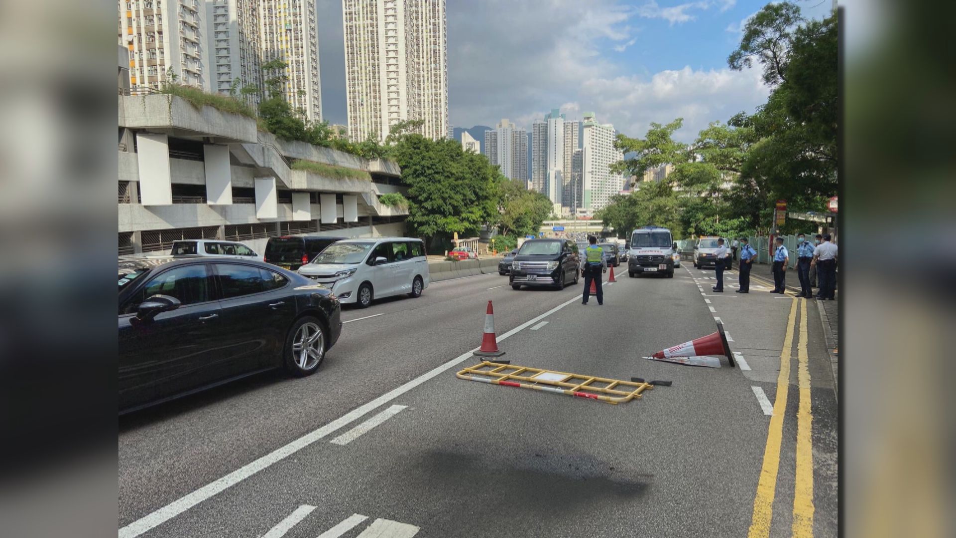 警方指有市民目擊兩男子向龍翔道投擲汽油彈