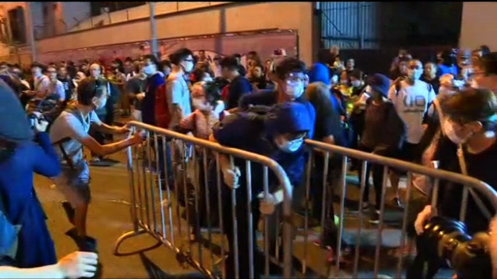 示威者佔領中聯辦外德輔道西