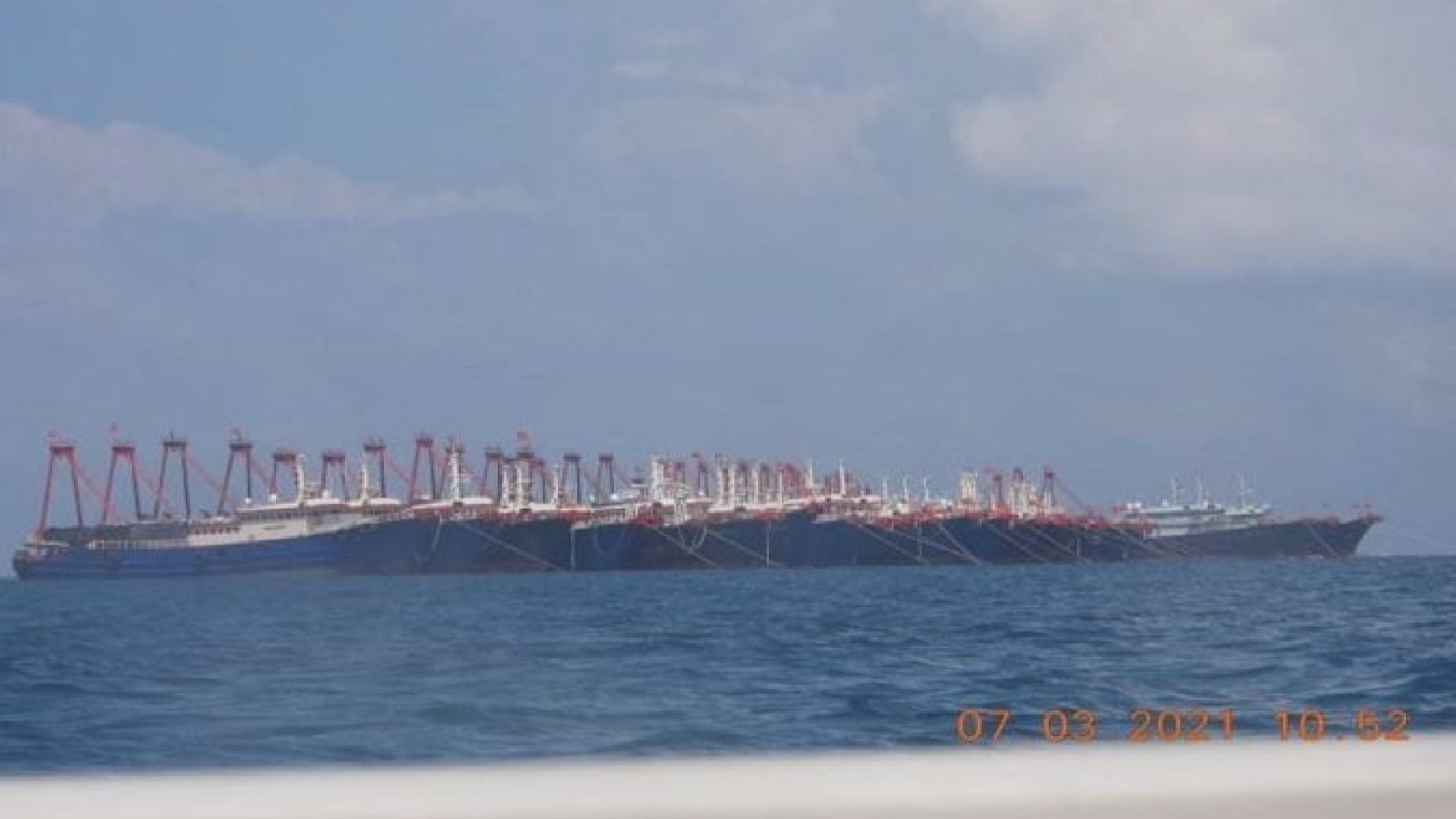 菲律賓指逾二百艘中國漁船駛至南海島礁