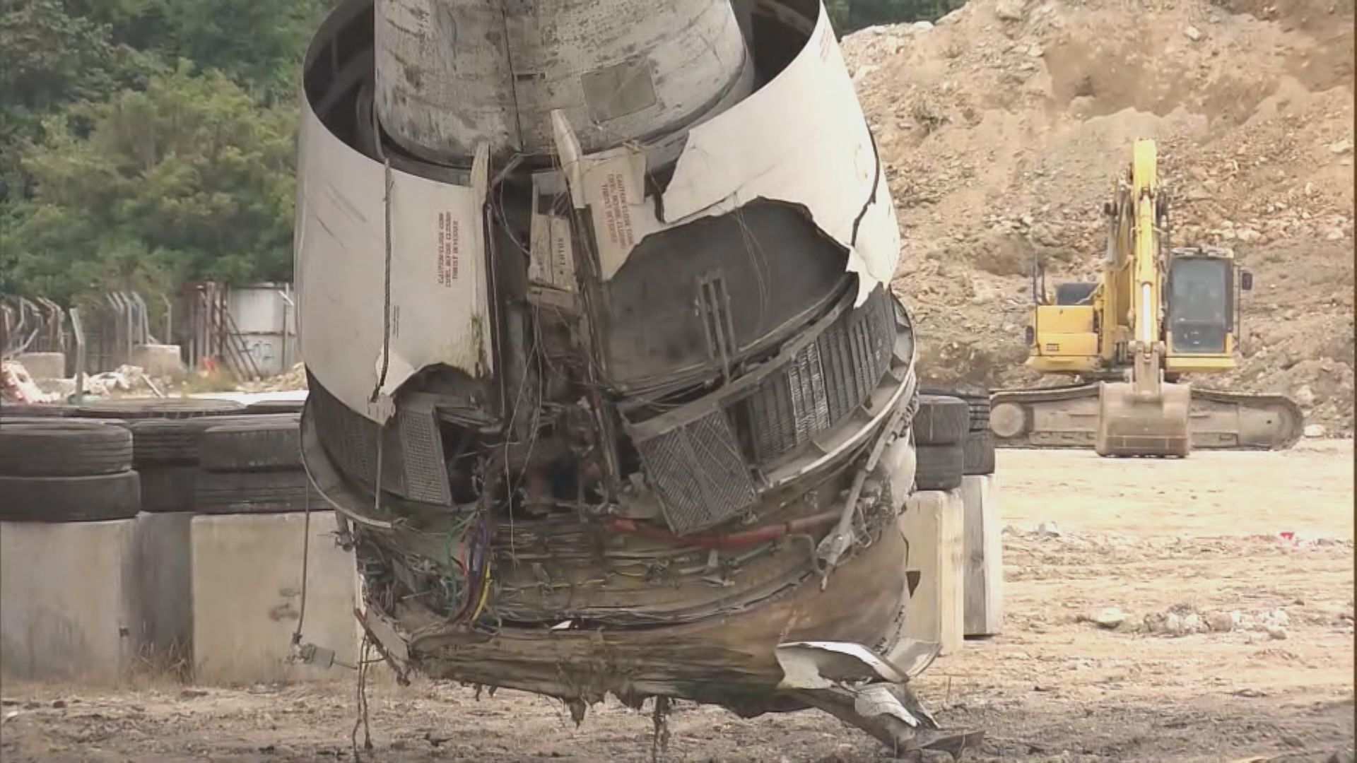 機場貨機衝落海｜墮海貨機殘骸吊上岸等候調查