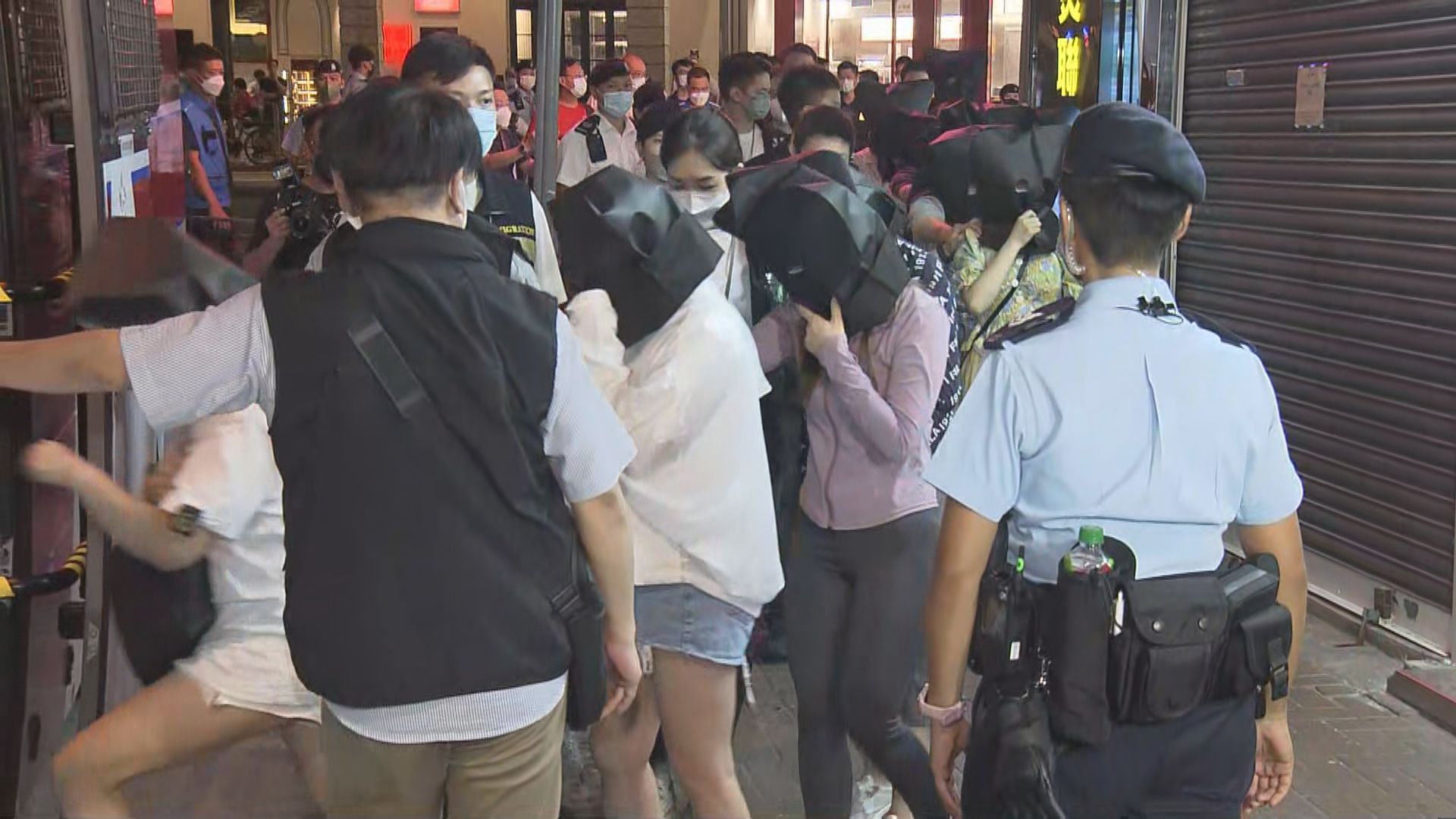 警方灣仔及銅鑼灣掃黃行動　45人被捕