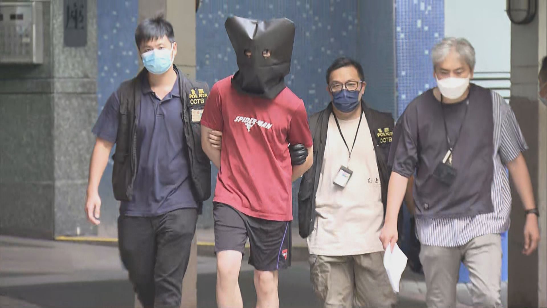 禮賓府遭投擲易燃物　警方押解疑犯搜屋
