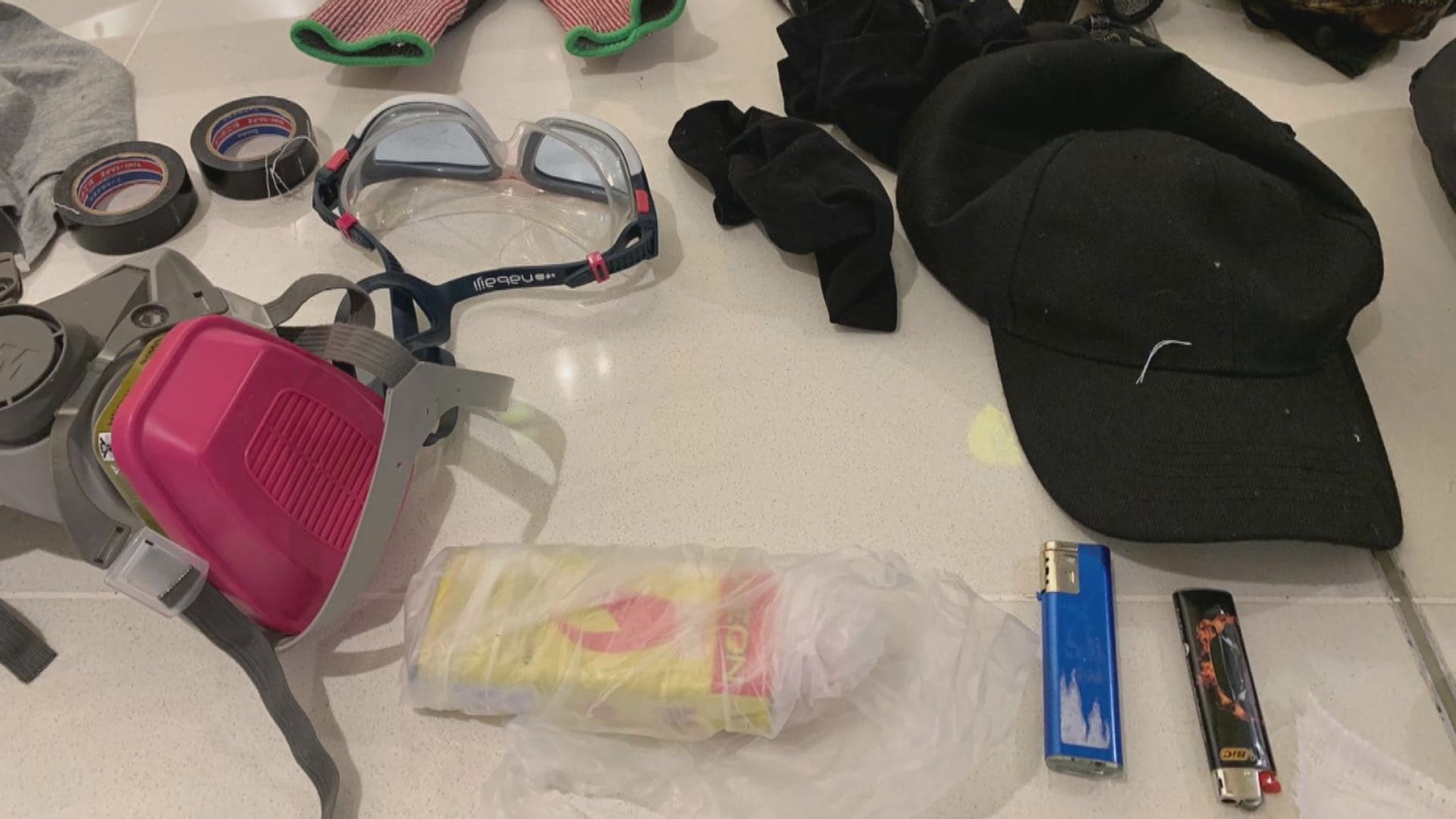 警方在新世紀廣場截查行動搜出疑似汽油彈物料