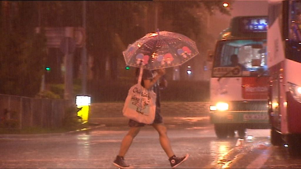 天文台晚上一度發出紅色暴雨警告
