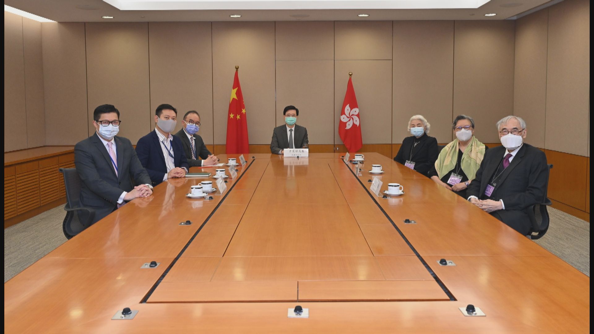 候選人資格審查委員會舉行首次會議