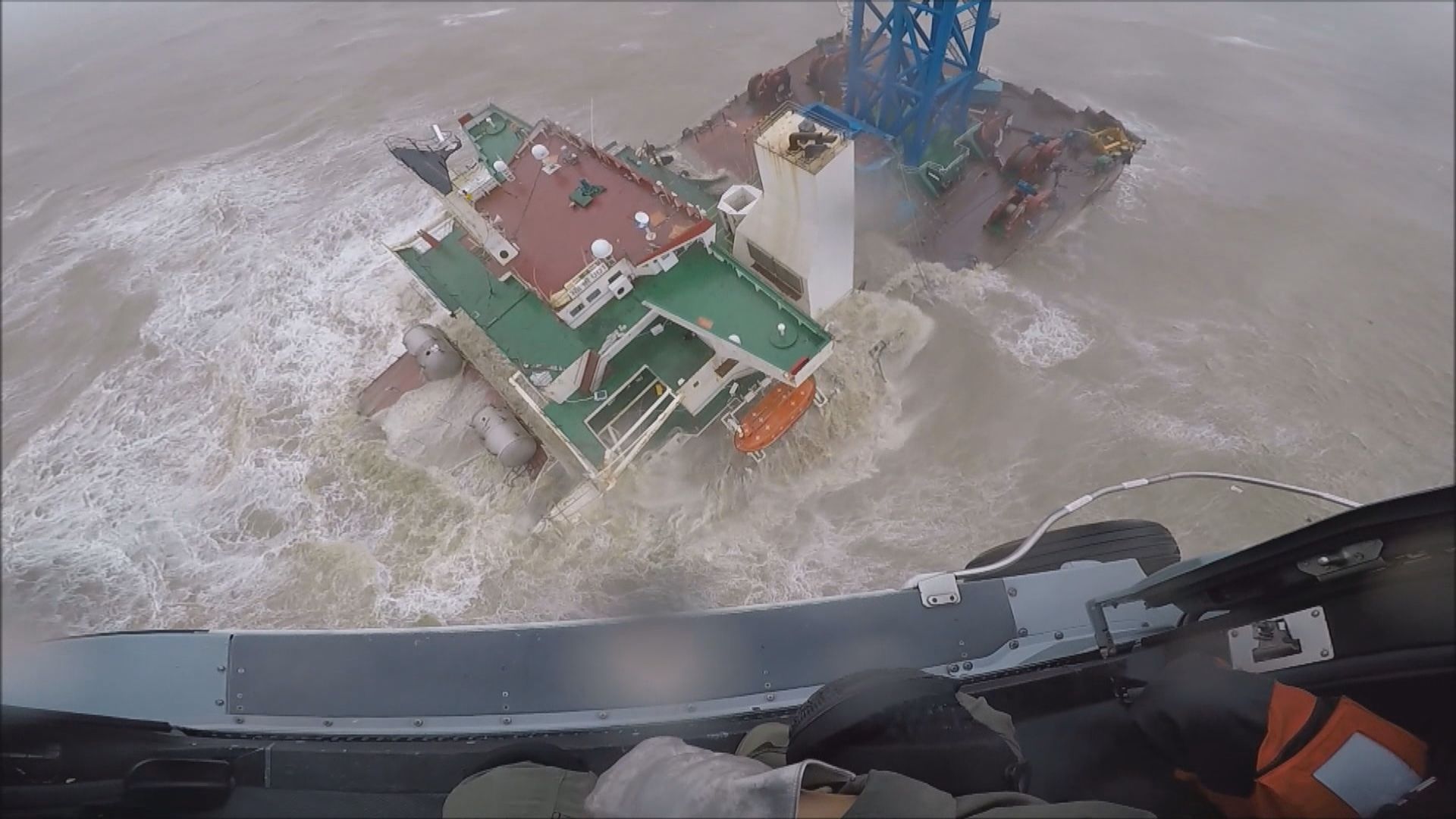 多一名翻沉內地勘探船船員獲救