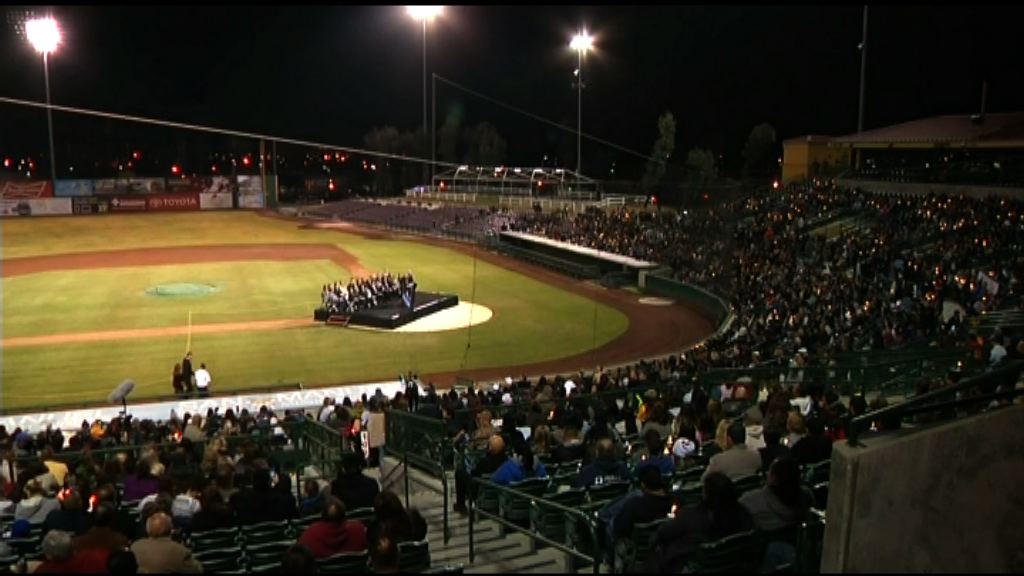 加州燭光晚會悼念槍擊案死者