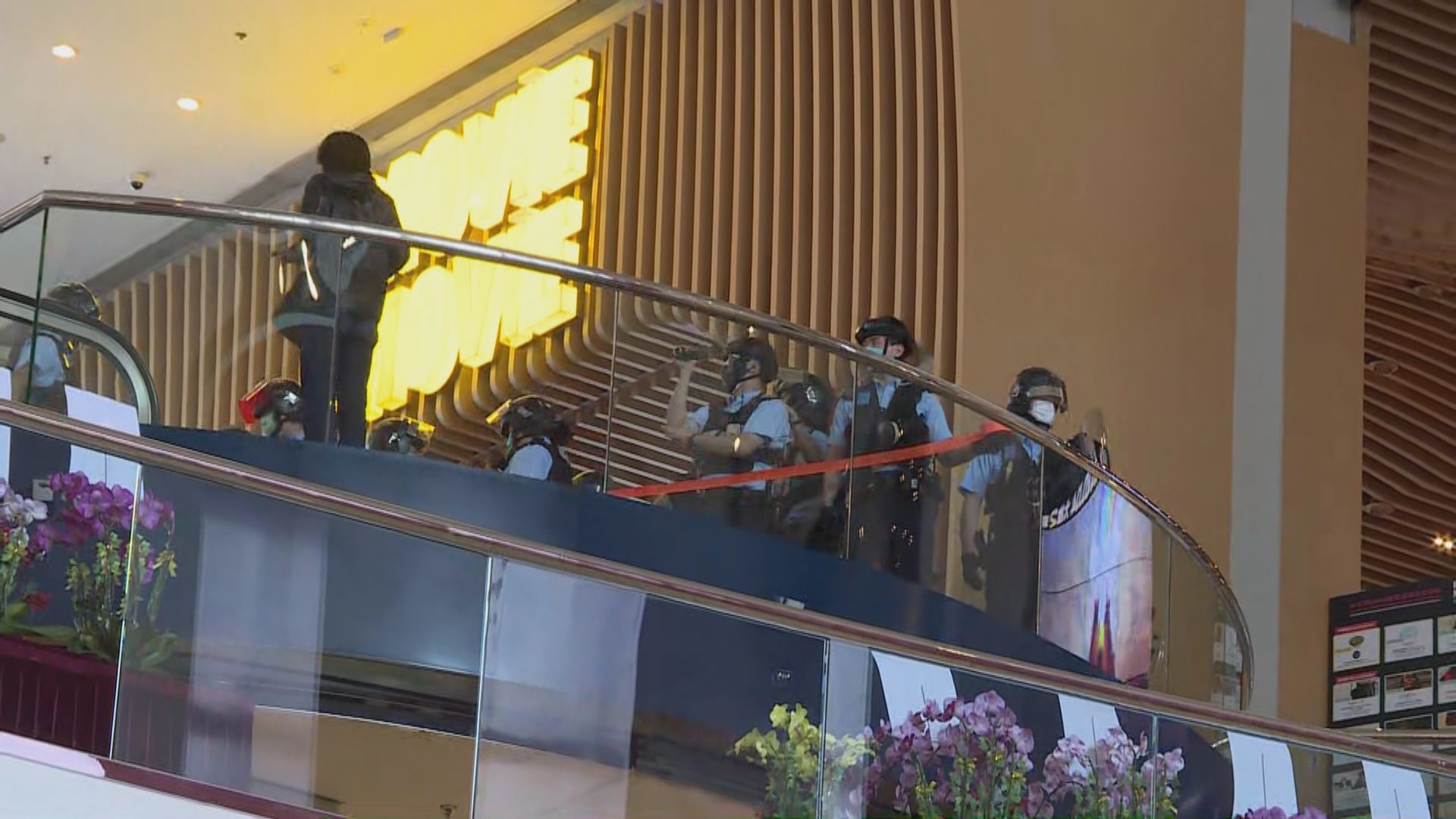 多區商場有人聚集　防暴警察入內驅趕