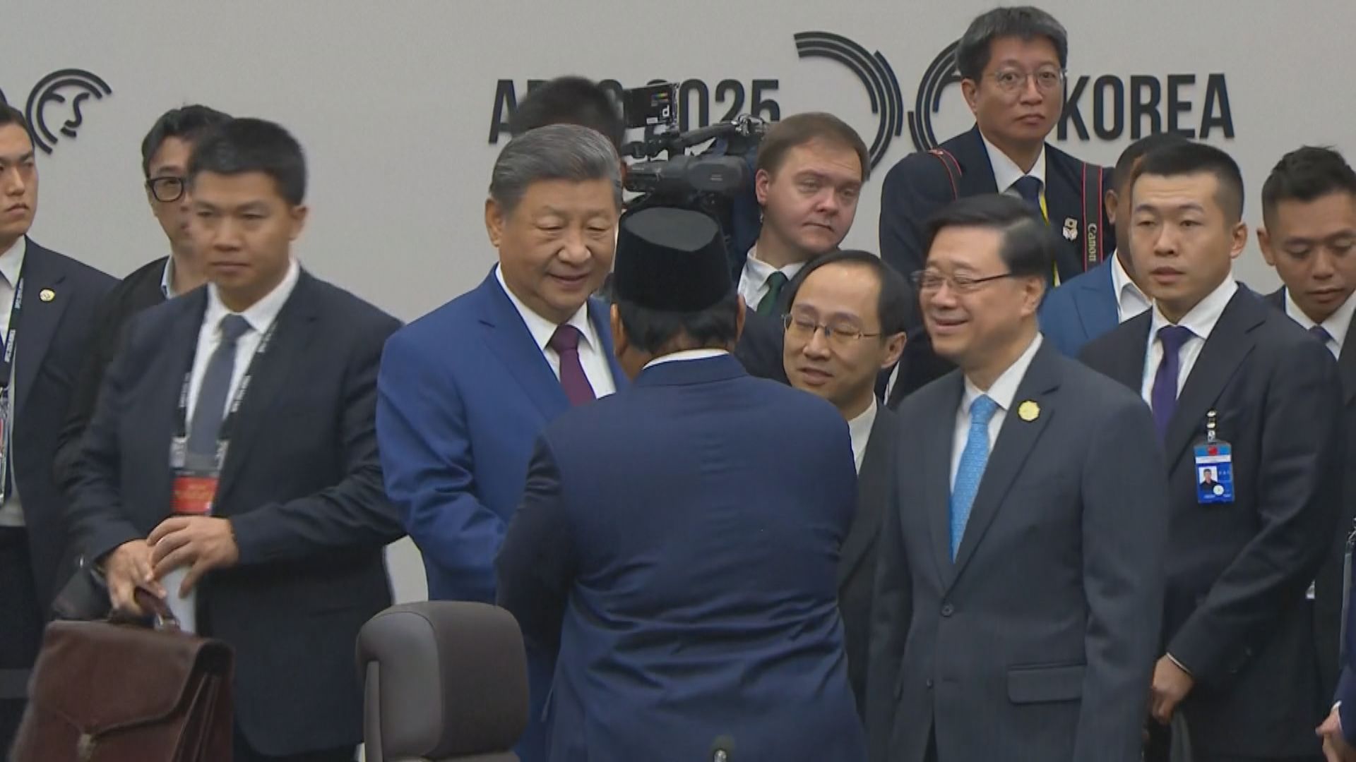 APEC領導人第二天會議　習近平李家超同進會場與其他領袖互動