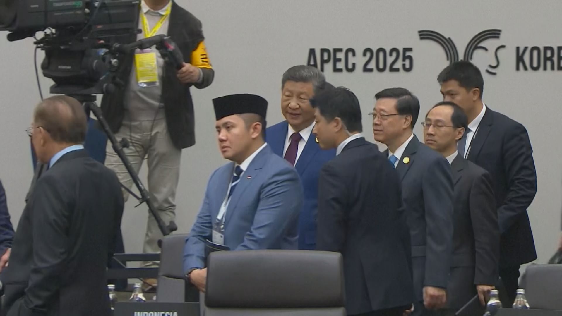 李家超出席APEC領導人第二天會議　陪同習近平進會場與其他領袖互動