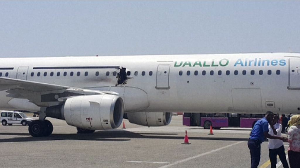 索馬里客機空中爆炸穿洞後急降
