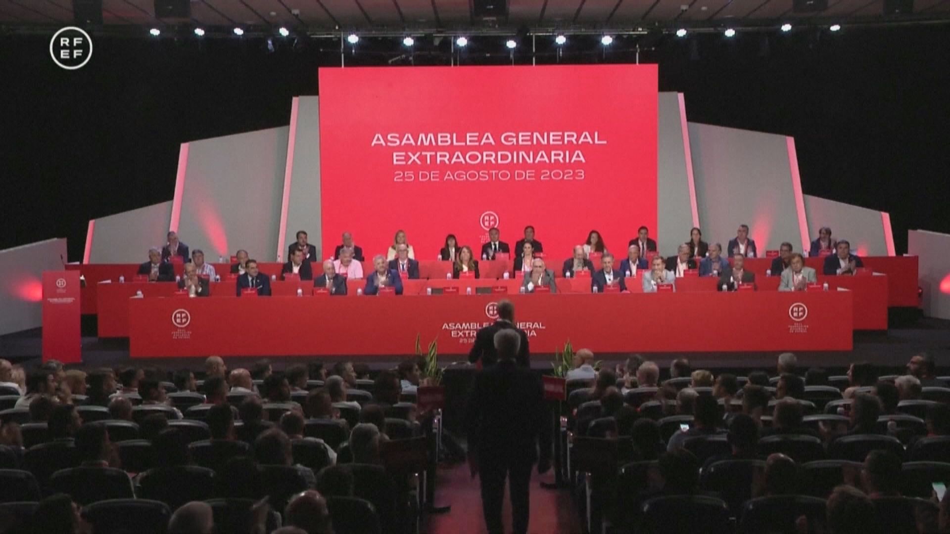 女足世界盃球員被吻事件 西班牙足總反指阿莫素首先主動抱起盧比亞利斯