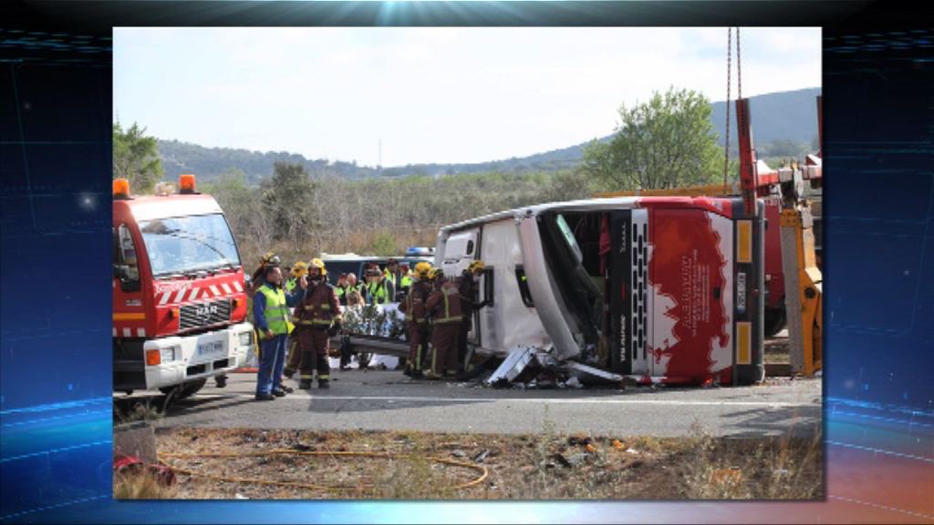 西班牙巴士翻側逾40死傷