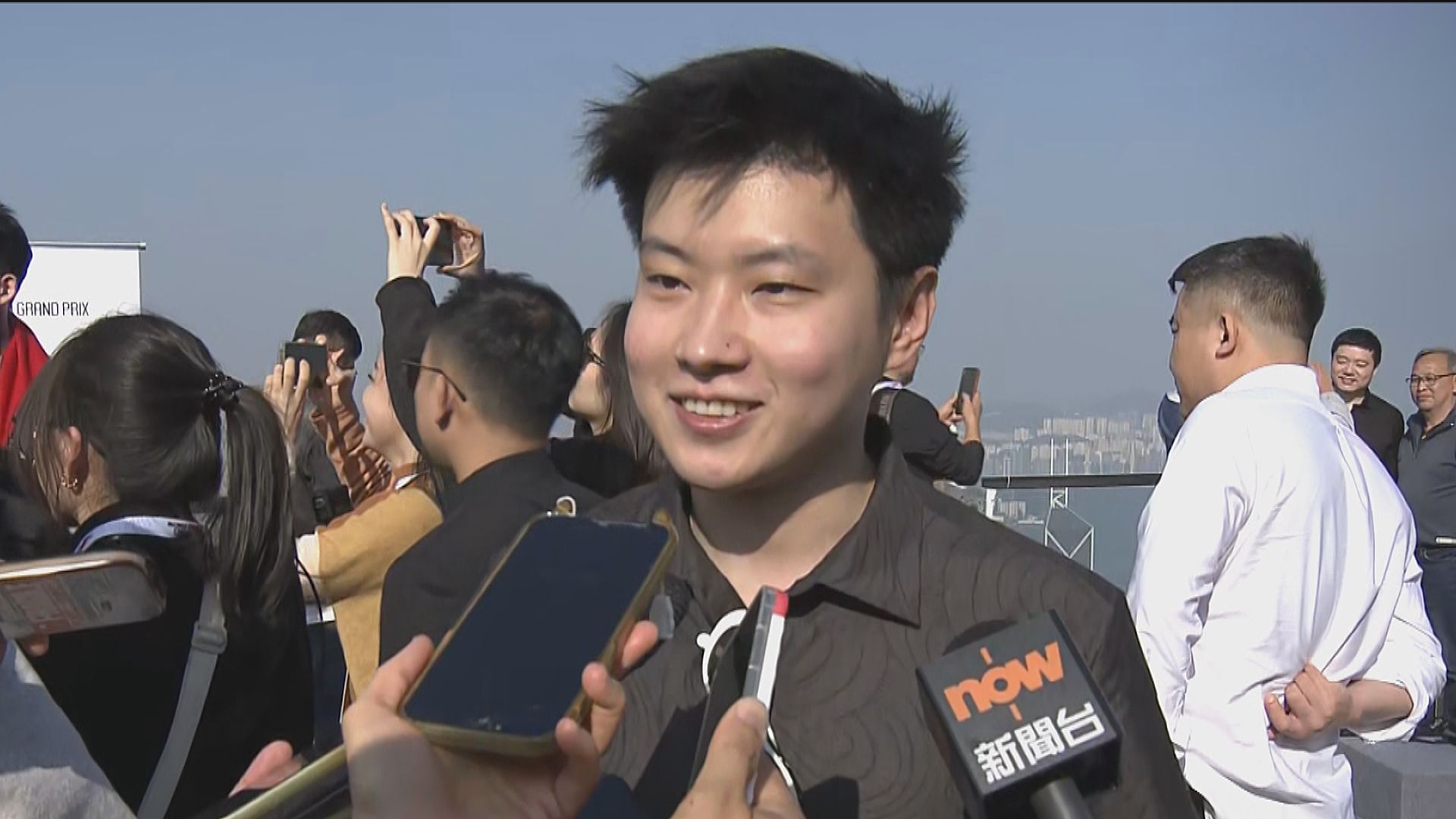 趙心童等桌球選手抵港參賽並遊山頂