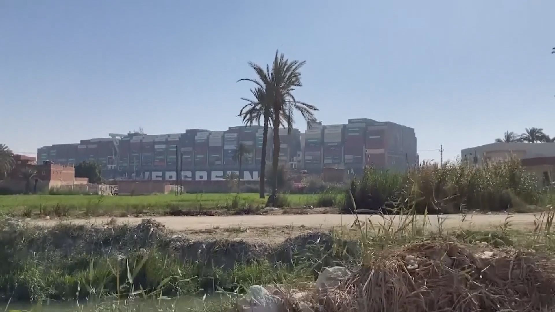 擱淺蘇彝士運河巨型貨船身成功向北面移動17米