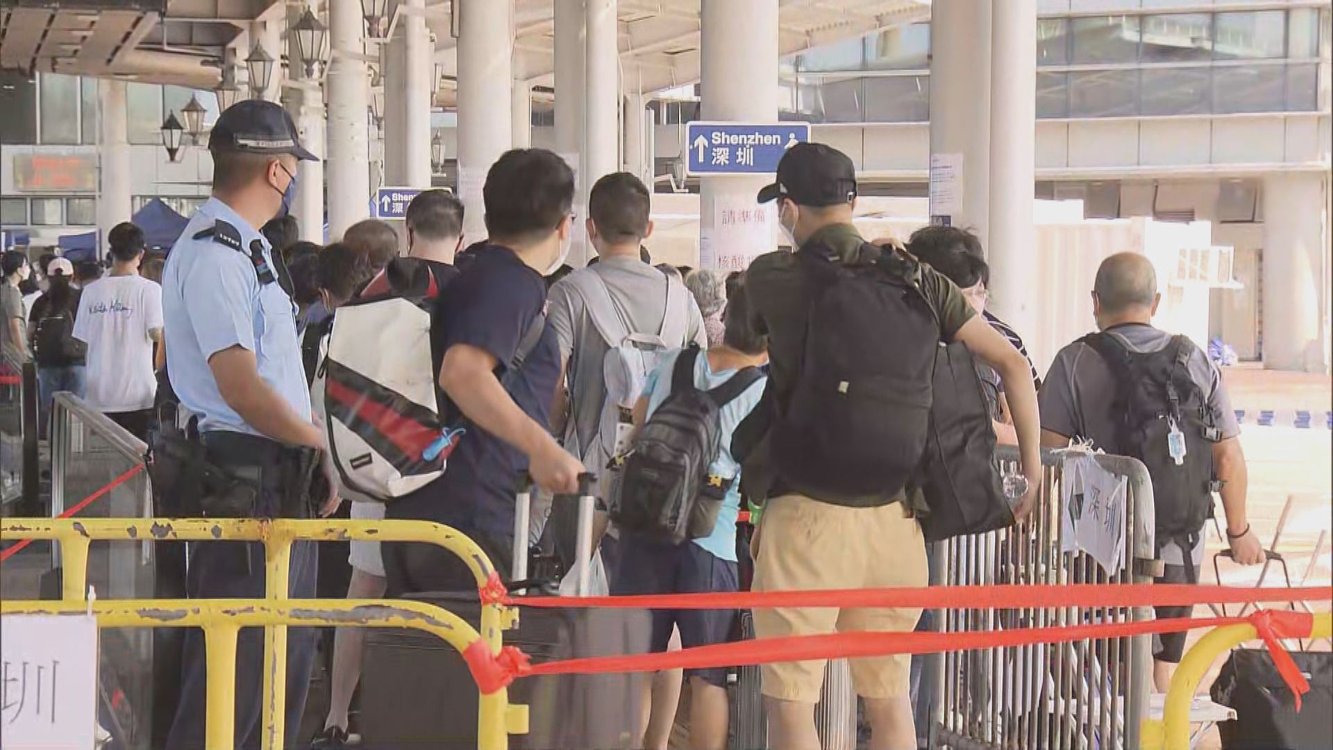 深圳灣口岸繼續有大批市民排隊檢測及等候結果