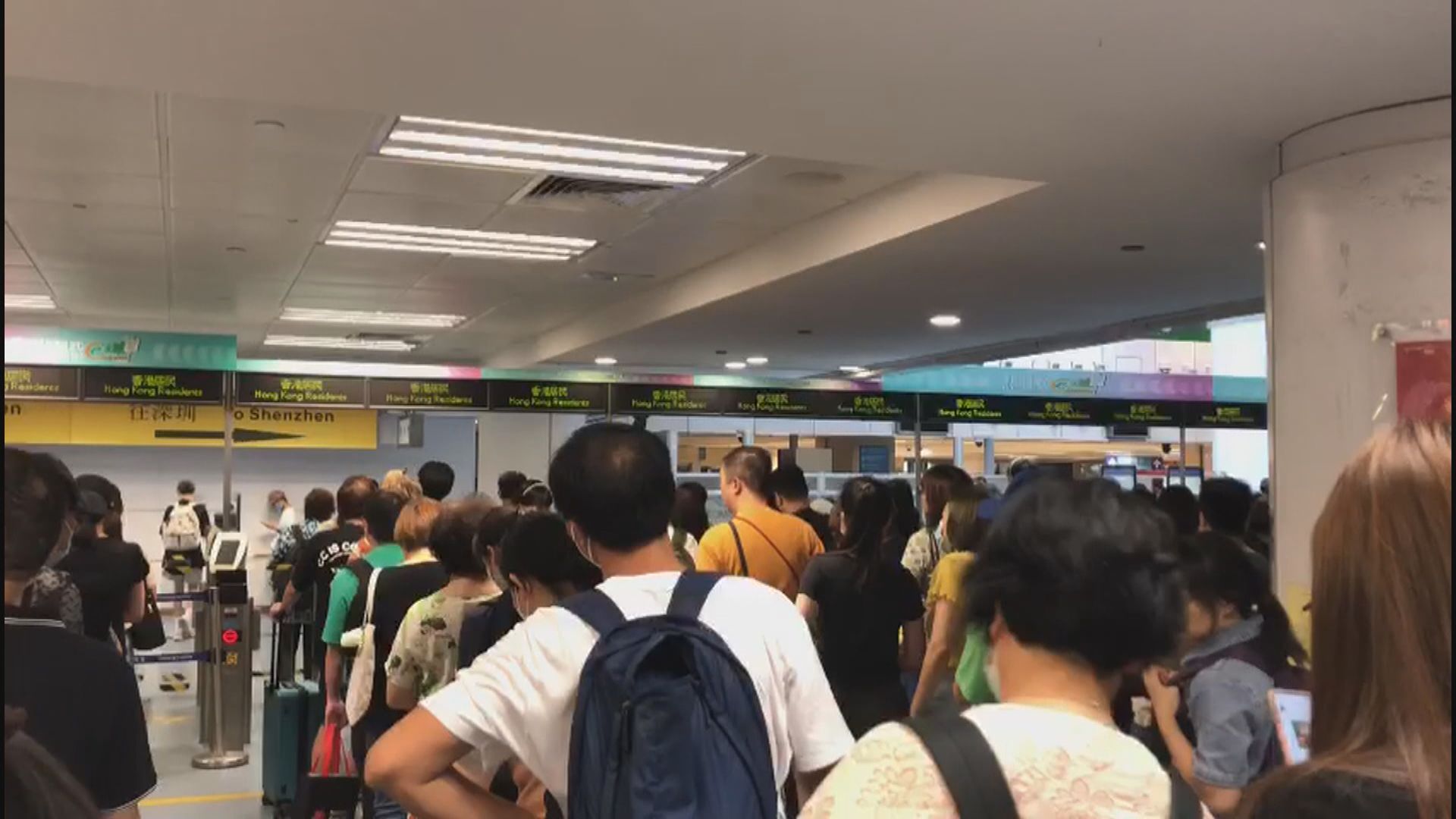 市民趁三日假期北上消費 下午逾39萬人次經各口岸出境