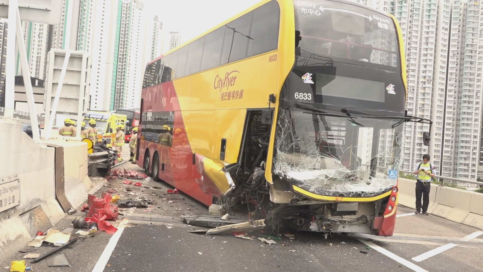 城巴機場巴士西九龍公路失控撞欄多人傷　部分行車線封閉