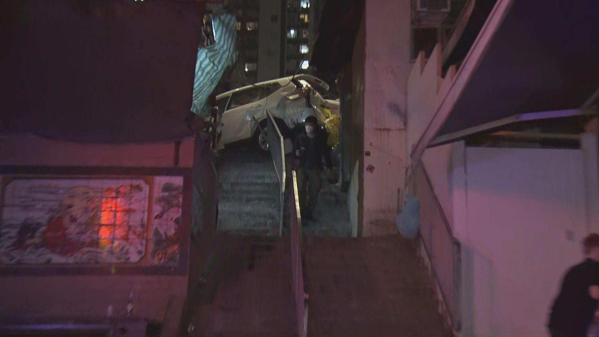 中環私家車衝落斜路至少八傷　懷疑女司機未拉好手掣