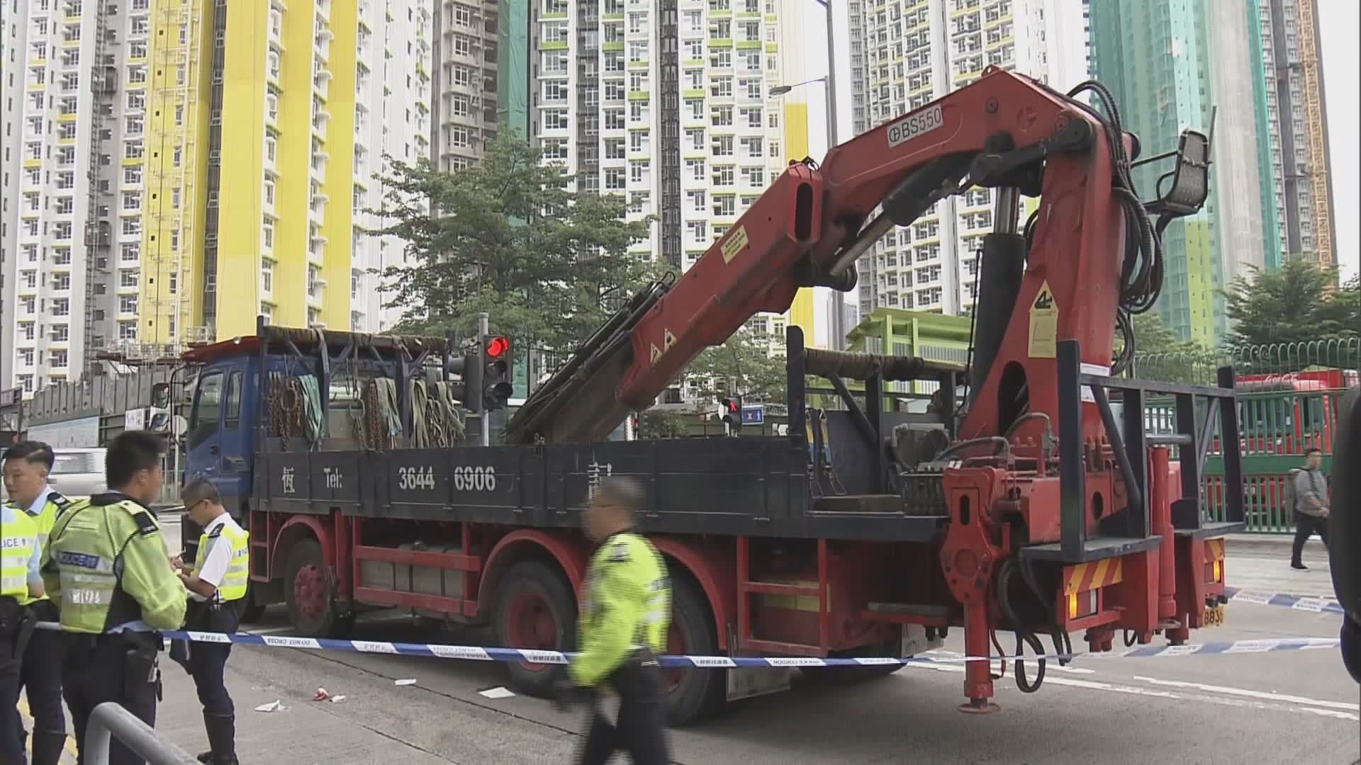男子長沙灣遭吊臂車撞至昏迷送院