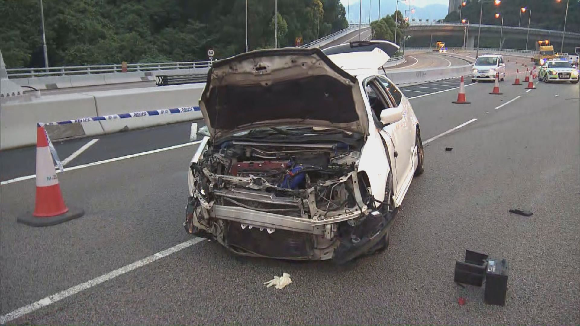 青沙公路私家車失控撞壆　釀一死一傷