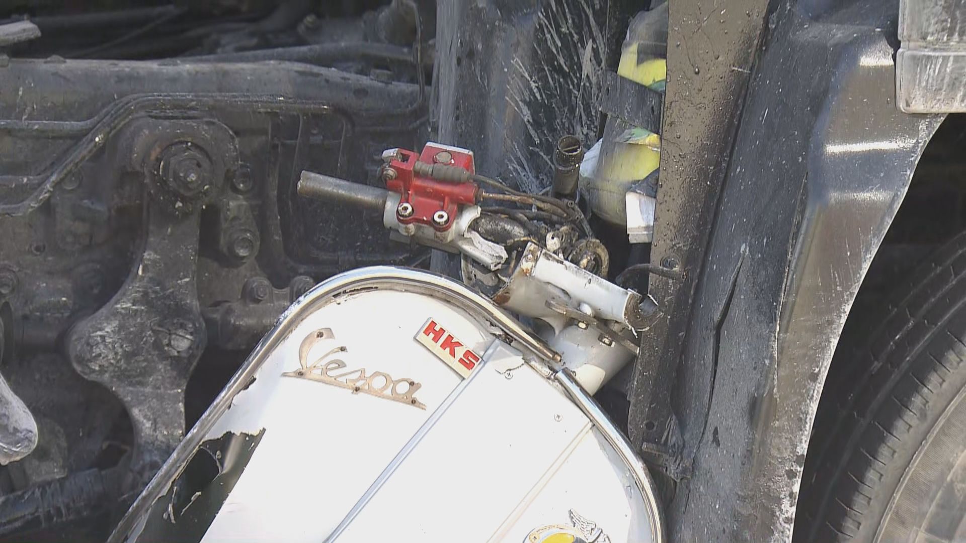 荔枝角天橋混凝土車電單車相撞　電單車司機當場死亡