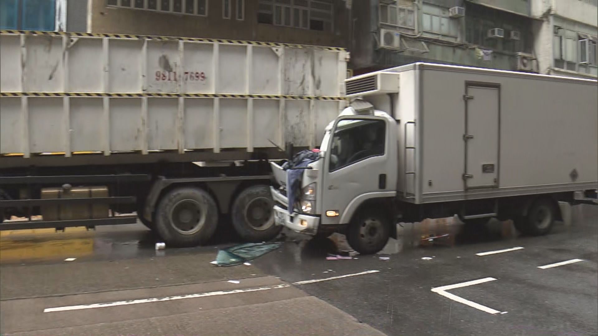 長沙灣兩車相撞一司機受傷被困