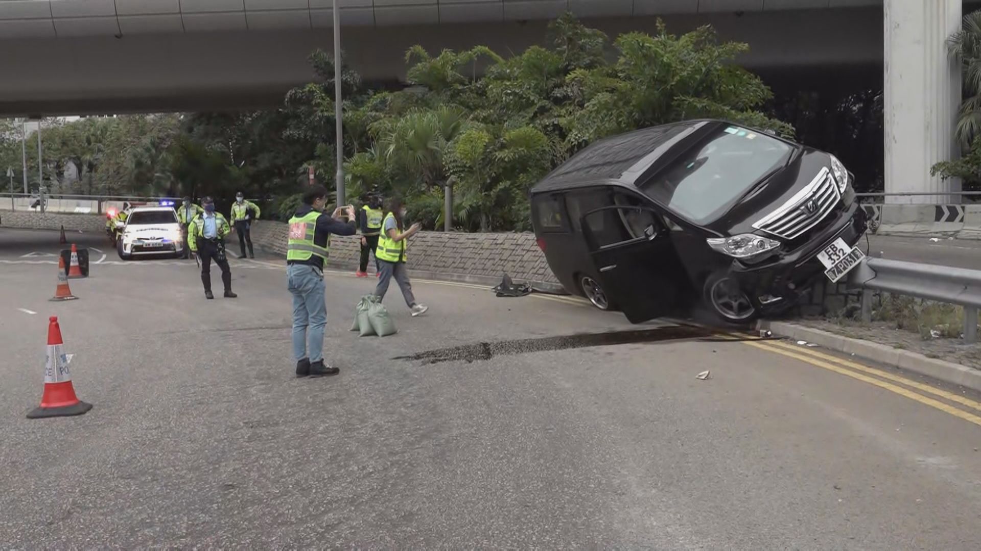 紅磡七人車撞壆司機昏迷送院
