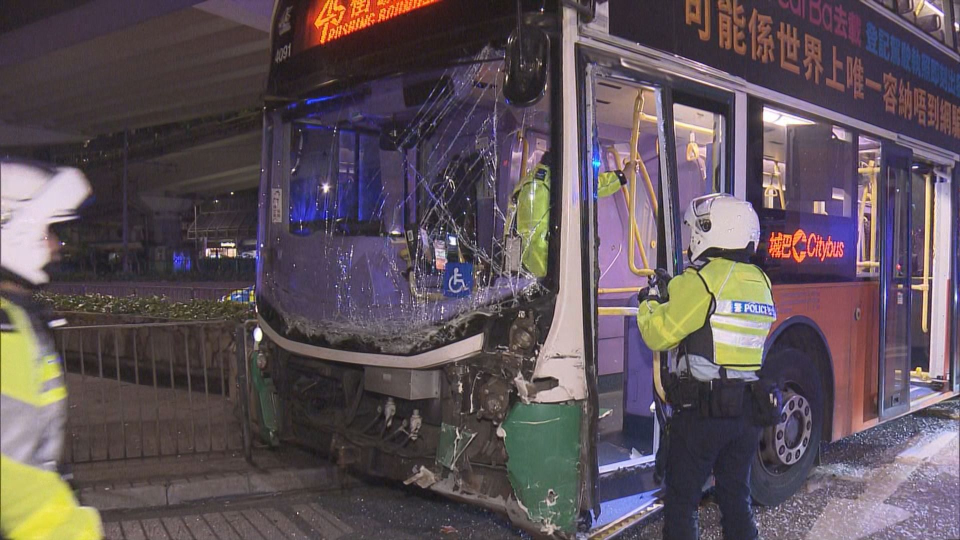 跑馬地巴士與私家車相撞釀八傷