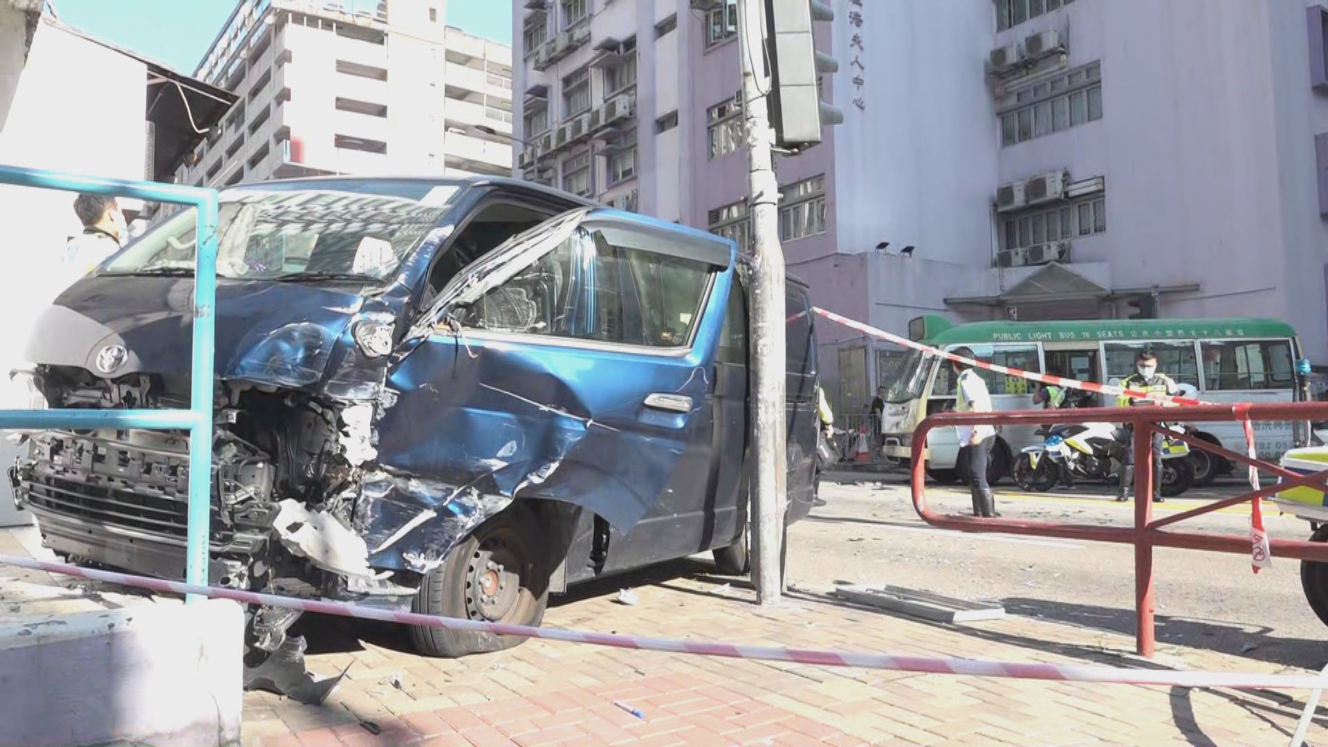 葵涌小巴與客貨車相撞　至少五人傷