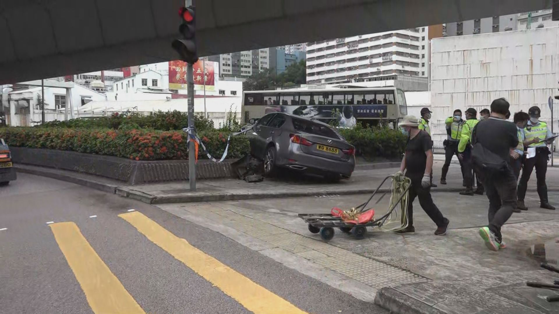 葵涌私家車剷上行人路釀三傷