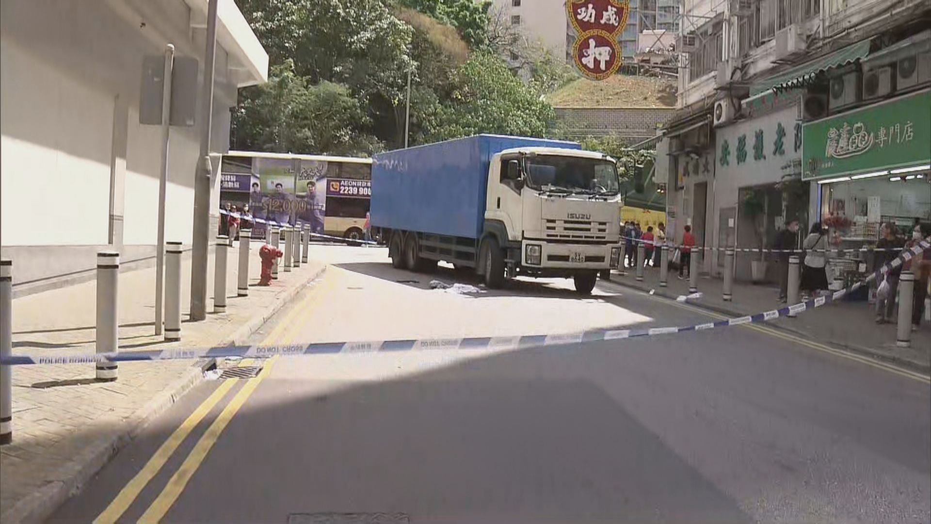 葵涌男子遭貨車撞倒 腳壓車底重傷送院