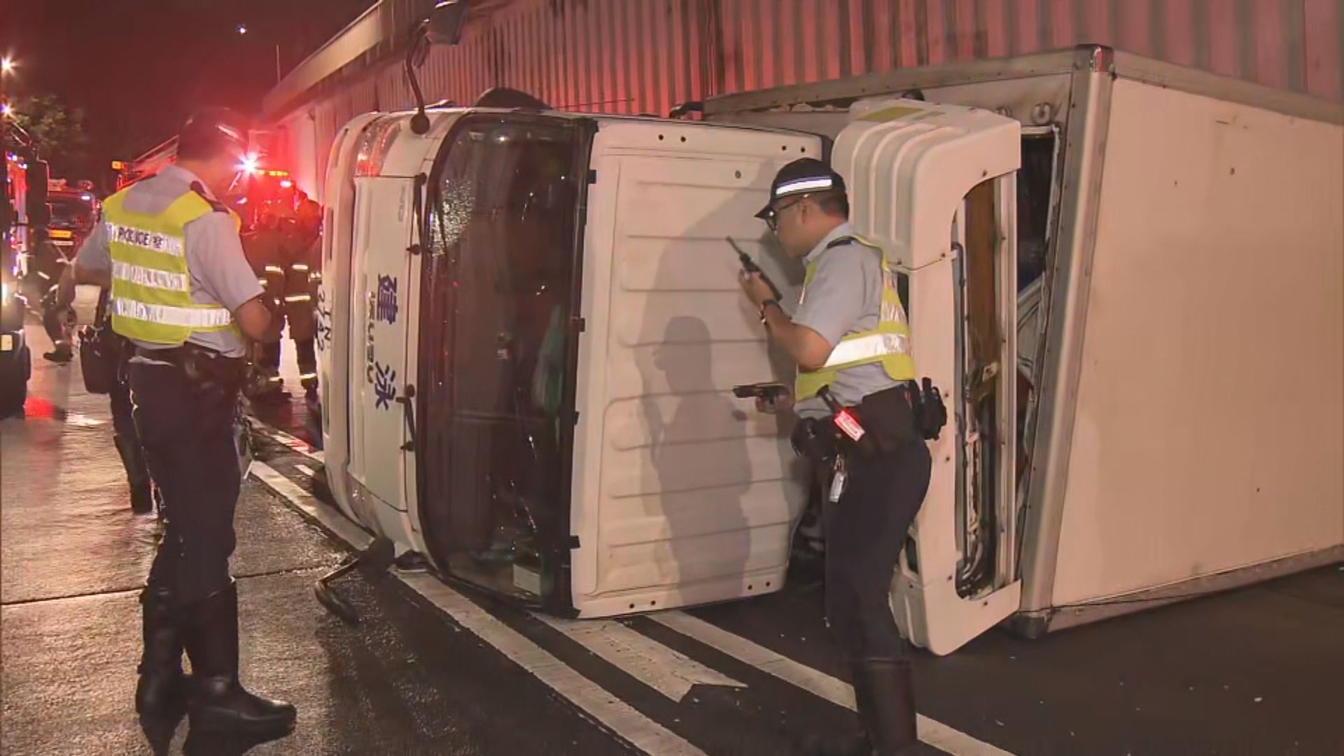 九龍塘貨車翻側司機一度被困