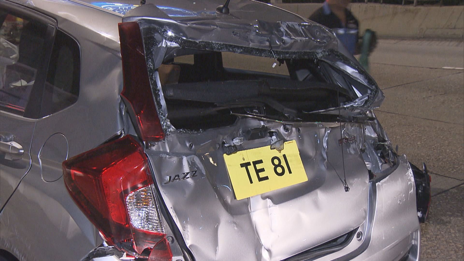 九龍塘私家車掃欄撞貨車一人傷