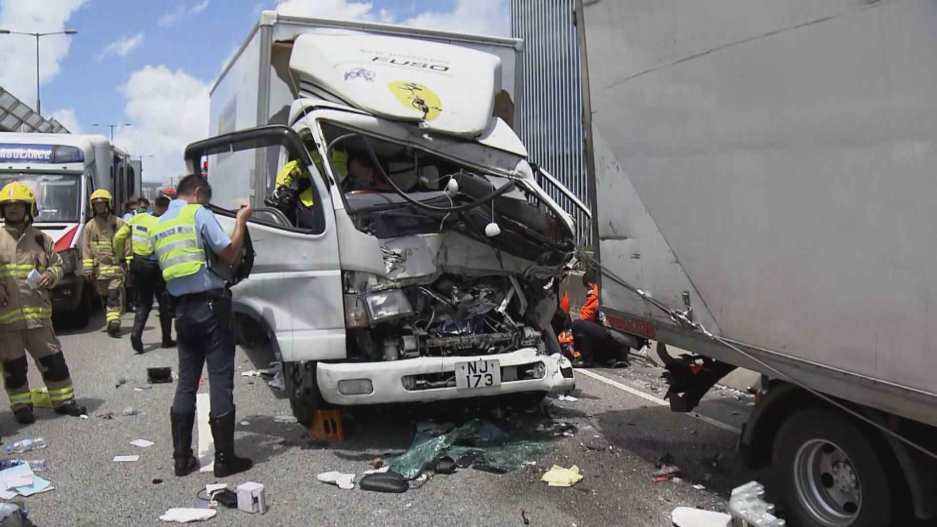 觀塘繞道兩輛貨車相撞三人受傷