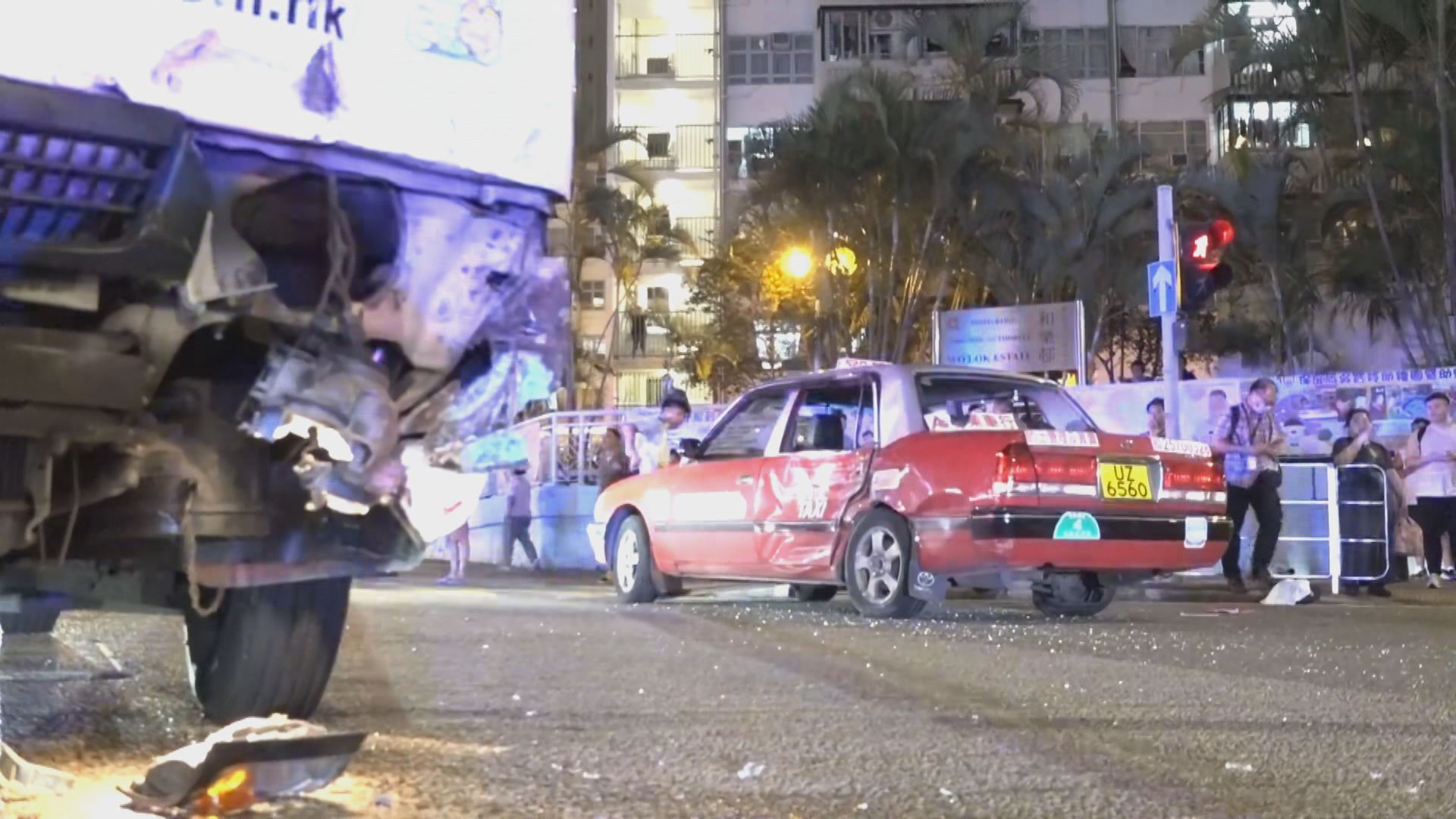 觀塘小巴與的士相撞九人傷